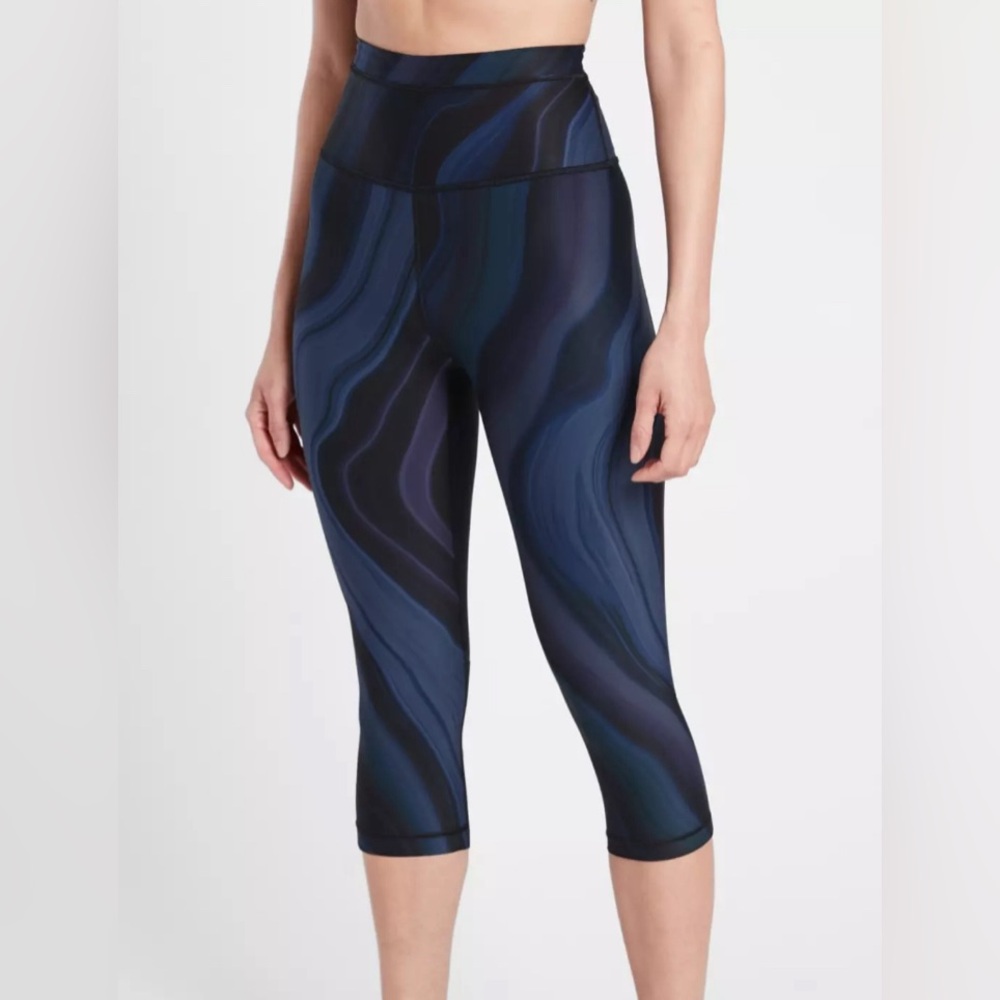 Athleta Accelerate geode Black/Blue/purple Capri leggings Size small